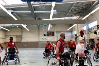 BSC Rollers beendet Sieglos-Serie - Der Zwickauer Edgaras Ciaplinskas visiert den Korb an.
