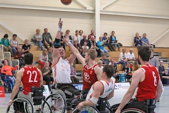 BSC Rollers macht Klassenerhalt perfekt - Routinier Rostislav Pohlmann beim Wurf.