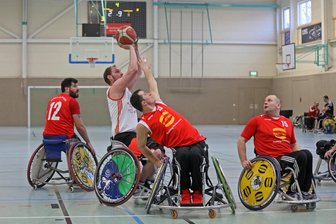 BSC Rollers Zwickau feiert souveränen Sieg - Letzter Korb für Jan Gans im Zwickauer Trickot.