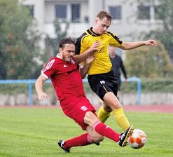 BSC schon im Sommerhoch - Traf in Meißen gleich doppelt: Kevin Seifert (r.) hier beim Zweikampf im Spiel gegen den Spitzenreiter Motor Wilsdruff.