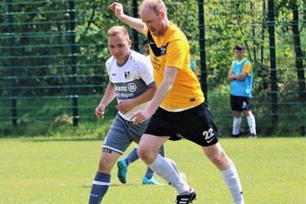 BSC-Serie ist gerissen - Die BSC-Reserve um Routinier Maik Uhlig musste sich gegen den Hainichener FV, hier mit Erik Sass, mit einem Punkt zufrieden geben.