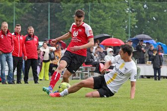 BSC steht im Regen: Freiberger Fußballer müssen nach Klatsche in Oberlungwitz wieder gehörig zittern - Ausgerutscht: Die Fußballer des BSC um Lucas Rene Hanitsch (r.) gingen in Oberlungwitz am Ende mit 0:3 baden.