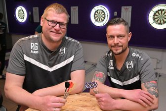 BSG Wismut Aue: Dartspieler machen den Aufstieg perfekt - Abteilungsleiter René Görner (l.) und Mannschaftskapitän David Tautenhahn von der BSG Wismut Aue freuen sich über den Aufstieg der Dartspieler.