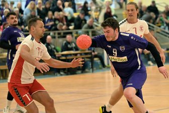 BSG Wismut Aue – ein erzgebirgischer Verein im Vorwärtsgang - Auf Platz 3 haben die Bezirksliga-Handballer der BSG Wismut Aue – am Ball Josua Sachse – die Saison beendet. Damit ist der Verein zufrieden. Nach der Sommerpause starten neben den Handballern noch weitere Sektionen voll durch.