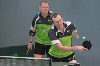 BSG Wismut stellt den Bezirkspokalsieger im Tischtennis – Team nun in der Außenseiterrolle - Der Auer Dominic Sommer (r.) – hier im Bild mit Teamkollege Michal Sklenar – und die Tischtennisspieler der BSG Wismut Aue haben sich den Bezirkspokal geschnappt.