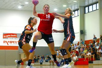 BSV holt sich Selbstvertrauen - Hannele Nilsson (Mitte) stößt in die Abwehrlücke und erzielt eines ihrer fünf Tore gegen Banik Most. Trainer Norman Rentsch bescheinigte ihr die bisher beste Leistung im Zwickauer Trikot. 
