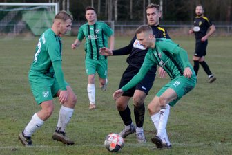 BSV Irfersgrün im Fußball-Vogtlandderby: „Wir haben den VfB Schöneck in der ersten Halbzeit aufgefressen!“ - Die Irfersgrüner Oskar Kaiser (links) und Franz Reiher stoppen hier Schönecks Jan Luderer.