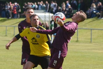 BSV Irfersgrün kassiert im Derby gegen Auerbach zwei rote Karten: Warum die „tödlich“ für die Mannschaft sind - Die Irfersgrüner David Landmesser (links) und Franz Reiher (rechts) im Kampf um den Ball.