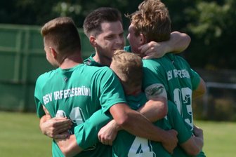BSV Irfersgrün: Wie zwei Zugänge Bewegung ins Spiel gegen den VfB Annaberg brachten - Franz Gündel (Nummer 4) erzielte soeben die 1:0-Führung für Irfersgrün, seine Mitspieler gratulieren.