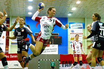 BSV Sachsen bezwingt Ketsch - Torwurf von Zwickaus Christina Zuber.