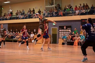 BSV Sachsen feiert dritten Sieg in Folge - BSV-Spielerin Lena Hausherr (Mitte) beim Wurf.