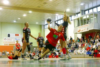 BSV Sachsen im Pokal ausgeschieden - Christina Zuber, Laura Majer und Silvia Sajbidor (alle Zwickau) können hier nur zusehen, wie Pia Dietz (Halle) einen Treffer erzielt.