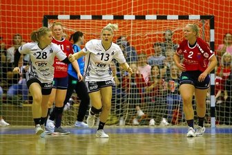 BSV Sachsen schlägt Tabellenführer Herrenberg - Im Vordergrund: Die BSV-Spielerinnen Alisa Pester (l.) und Pia Adams.
