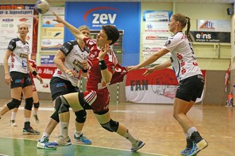BSV Sachsen unterliegt dem Spitzenreiter - Im Bild: Carmen Schneider gegen Luisa Gerber und Lena Hofmann.
