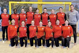 BSV Sachsen Zwickau: 18-Jährige spielt beim Bundestrainer vor - Beachhandball-Bundestrainer Alexander Novakovic (hinten rechts) hat viele junge Spielerinnen für die Frauen-Nationalmannschaft gesichtet, darunter auch Jolene Preußler aus Zwickau (hintere Reihe/Fünfte von links).