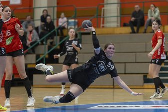 BSV Sachsen Zwickau: B-Jugend schließt Vorrunde mit schwerem Ostderby ab - Sara Reuter (am Ball) und ihre Teamkolleginnen der B-Jugend des BSV Sachsen Zwickau sind am Samstag zum Abschluss der Bundesliga-Vorrunde beim Thüringer HC gefordert.