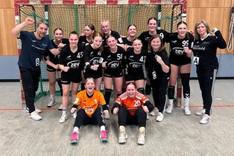 BSV Sachsen Zwickau: B-Jugend setzt bei Bundesliga-Premiere auf die eigenen Stärken - Ende Mai packte die von Daniela Diener (rechts) und Silvio Hahn (links) betreute B-Jugend-Mannschaft des BSV Sachsen Zwickau die Qualifikation für die Bundesliga. Jetzt steht fest, welche Teams in der Vorrunde als Gegner warten.