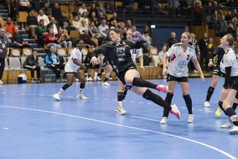 BSV Sachsen Zwickau behält in einem wahren Handball-Krimi in letzter Sekunde die Nerven - Zu selten kamen die Zwickauer Bundesliga-Handballerinnen am Mittwochabend so frei zum Wurf wie Victoria Hasselbusch in dieser Szene. Am Ende wurde es eine äußerst spannende Angelegenheit gegen Schlusslicht Bayer 04 Leverkusen.