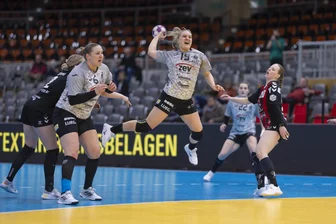 BSV Sachsen Zwickau beweist Moral: Zwei Tore in den letzten 50 Sekunden bringen ersten Auswärtspunkt ein - Blanka Kajdon (am Ball) schwang sich mit neun Toren zur erfolgreichsten Torschützin beim Spiel in Leverkusen auf.