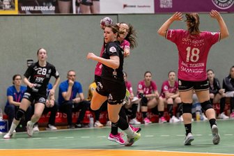 BSV Sachsen Zwickau bindet die nächste Leistungsträgerin - Rückraumspielerin Rita Lakatos (am Ball) ist beim BSV Sachsen Zwickau wie hier im Auswärtsspiel in Metzingen auch als Spielmacherin gefordert. Diese Rolle nimmt sie immer besser wahr.
