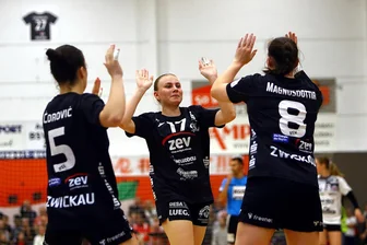 BSV Sachsen Zwickau bringt ersten Auswärtssieg unter Dach und Fach - Emma Montag (Mitte) erzielte in Neckarsulm fünf Tore und konnte mit ihren Teamkameradinnen die ersten Auswärtspunkte bejubeln.