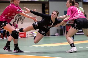 BSV Sachsen Zwickau: Darum ist der Trainer trotz Niederlage stolz auf sein Team - Rita Lakatos (Mitte) – mit neun Toren aus dem Spiel heraus am Samstag erfolgreichste BSV-Werferin – und ihre Teamkolleginnen ließen sich im Angriff in Metzingen kaum stoppen. Auf der Gegenseite machten es aber auch die Zwickauerinnen dem Gegner vor dem Tor zu leicht.