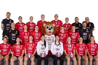 BSV Sachsen Zwickau: Darum wird das vierte Jahr in der 1. Bundesliga zur doppelten Premiere - Das Team des BSV Sachsen Zwickau für die neue Saison: hinten von links Eric Kugler (Physiotherapeut), Kaho Nakayama, Laila Ihlefeldt, Victoria Hasselbusch, Laura Szabó, Nataša Ćorović, Lars Radecker (Teammanager), Dietmar Schmidt (Co-Trainer; Mitte von links: Thomas Müller (Torwarttrainer), Marloes Hoitzing, Arwen Gorb, Sachsenleo, Rita Lakatos, Simona Madjovska, Norman Rentsch (Trainer) sowie orn von links Louise Cavanié, Lea-Sophie Walkowiak, Jasmina Gierga, Jovana Kadović, Barbara Viktoria Györi, Juliane Peter, Emma Montag, Tereza Eksteinová.