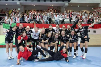 BSV Sachsen Zwickau: Das hatte der Trainer nach dem Derbysieg zu kritisieren - Vor dem Spiel erhofft, nach dem Spiel Realität: Das Jubelfoto der Bundesliga-Handballerinnen des BSV Sachsen Zwickau mit dem vollen Fanblock nach dem Derbysieg beim SV Union Halle-Neustadt.