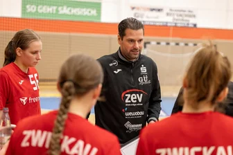 BSV Sachsen Zwickau: Der Erfolgscoach bleibt an Bord - Norman Rentsch bleibt als Trainer mindestens bis 2027 beim BSV Sachsen Zwickau an Bord. Sein im Juni 2024 auslaufender Vertrag wurde jetzt vorzeitig verlängert.