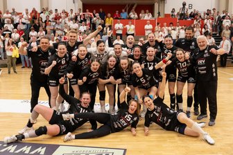 BSV Sachsen Zwickau: Der Gänsehautmoment kam schon vor dem Schlusspfiff - Das schönste Jubelbild der Saison: Gegen Bad Wildungen feierten die Bundesliga-Handballerinnen des BSV Sachsen Zwickau nicht nur den siebten Saisonsieg, sondern vor allem den Klassenerhalt und freuen sich jetzt schon auf das vierte Jahr im deutschen Oberhaus.