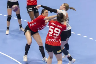 BSV Sachsen Zwickau: Der Weg zum Klassenerhalt führt über eine aggressive Abwehr - So aggressiv wie hier Natasa Corovic (links) und Kaho Nakayama müssen die Handballerinnen des BSV Sachsen Zwickau am Samstag in der Abwehr agieren, um sich gegen Leverkusen den Klassenerhalt in der 1. Bundesliga zu sichern.