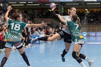BSV Sachsen Zwickau: Die gute und die schlechte Nachricht vor dem Duell mit Pokalsieger Metzingen - Probleme in der Schulter zwingen Rückraumspielerin Rita Lakatos - hier am Ball im Spiel in Göppingen im September - vom BSV Sachsen Zwickau auf unbestimmte Zeit zur Zwangspause.