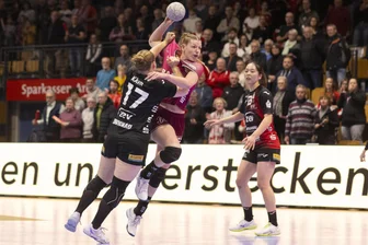 BSV Sachsen Zwickau: Die zupackende Art von Charlotte Kähr ist nicht nur aus sportlichen Gründen ein wichtiges Zeichen - Charlotte Kähr (links) wurde am Samstag beim Unentschieden gegen Metzingen in der zweiten Halbzeit vor allem in der Abwehr zum wichtigen Faktor.