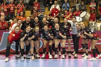 BSV Sachsen Zwickau: Diese Punkte zeigten gegen Halle-Neustadt den erfolgreichen Reifeprozess der Bundesliga-Handballerinnen - Darauf haben die Handballerinnen des BSV Sachsen Zwickau und ihre Fans lange gewartet: ein Jubelfoto nach dem ersten Saisonsieg in der 1. Bundesliga.