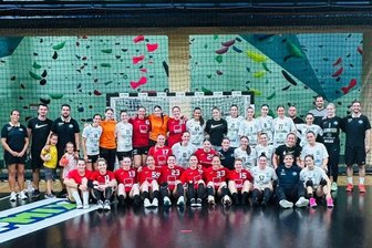 BSV Sachsen Zwickau: Drei freie Tage als Lohn für erfolgreiches Trainingslager - Unter anderem gegen den MTK Budapest absolvierte der BSV Sachsen Zwickau beim Trainingslager in Ungarn ein Testspiel. Bei den Gastgebern stand Torhüterin Barbara Györi (hinten, Fünfte von links) vor ihrem Wechsel nach Westsachsen im Kasten.