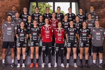 BSV Sachsen Zwickau: Ein Aufsteiger mit Ambitionen - So sieht das Team des BSV Sachsen Zwickau für die Handball-Bundesliga der Frauen aus. Hinten von links: Teamkoordinator Lars Radecker, Carlotta Fege, Ema Hrvatin, Isa-Sophia Rösike, Alisa Pester, Diana Dögg Magnusdottir, Jasmina Gierga, Torwarttrainer Marco Rösike. Mitte von links: Physiotherapeut Danilo Menge, Lena Hausherr, Jenny Choinowski, Charley Zenner, Anna Frankova, Rebeka Ertl, Physiotherapeut Susann Schumann. Vorn von links: Cheftrainer Norman Rentsch, Chantal Wick, Pia Adams, Nele Kurzke, Ela Szott, Simona Stojkovska, Petra Nagy, Trainer Dietmar Schmidt. 