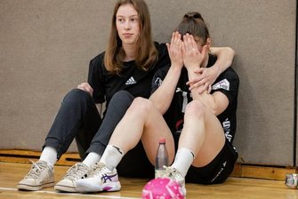 BSV Sachsen Zwickau: Enttäuschung nach Heimsieg - Nur selten muss eine Spielerin des Spiels getröstet werden: Doch Jasmina Gierga (rechts) brauchte nach dem Heimsieg gegen Waiblingen den Zuspruch von Teamkameradin Jolene Preussler aus der 2. Mannschaft des BSV. Weil parallel Neckarsulm gewann, verpassten die Zwickauer Bundesliga-Handballerinnen den direkten Klassenerhalt und müssen in die Relegation.