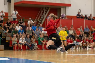 BSV Sachsen Zwickau: Entwarnung bei Laura Szabo und gute Nachrichten für den Umzug in die neue Spielstätte - Im Testspiel gegen den HC Leipzig am vergangenen Donnerstag musste Kreisläuferin Laura Szabo vom BSV Sachsen Zwickau bereits in der ersten Halbzeit verletzt vom Feld. Mittlerweile kann sie aber schon wieder mittrainieren im Team.