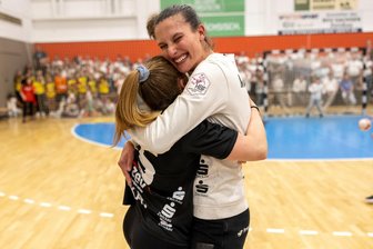 BSV Sachsen Zwickau: Erfolgstrikots bringen mehr als 4000 Euro - Bei der Trikotversteigerung des BSV Sachsen Zwickau war auch das Jersey von Torhüterin Caroline Martins (rechts) sehr beliebt. 309 Euro lautete am Ende das Höchstgebot.
