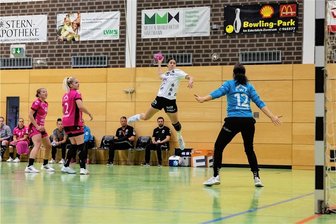 BSV Sachsen Zwickau fehlt nicht viel zum ersten Auswärtssieg - Ema Hrvatin (links) kommt frei vor Torfrau Manuela Brütsch von der HSG Bad Wildungen zum Abschluss. Die Zwickauer Rückraumspielerin gehörte mit fünf Treffern am Samstag zu den erfolgreichsten Werferinnen. 