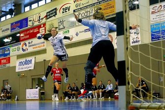 BSV Sachsen Zwickau feiert sechsen Sieg in Serie - BSV-Spielerin Jenny Choinowski (l.) vor dem gegnerischen Tor.