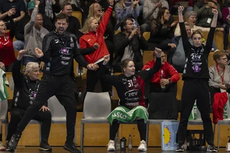 BSV Sachsen Zwickau feiert so früh wie nie den Klassenerhalt in der 1. Bundesliga - Coach Norman Rentsch (2.v.l.), Co-Trainerin Rita Lakator (r.) und der gesamte BSV Sachsen Zwickau konnte am Sonntag über den vorzeitigen Klassenerhalt in der 1. Bundesliga jubeln.