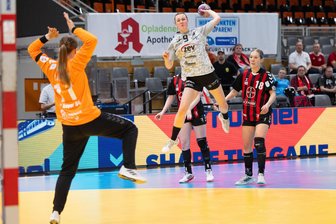 BSV Sachsen Zwickau: Für den erfolgreichen Klassenerhalt kommt es auf die Lücken an - Marloes Hoitzing (am Ball) und die Handballerinnen des BSV Sachsen Zwickau müssen im letzten Spiel im Kampf um den Klassenerhalt vor allem die sich bietenden Lücken in der Leverkusener Abwehr effizient nutzen.