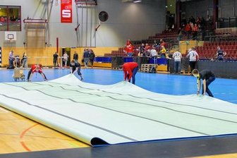 BSV Sachsen Zwickau: Fürs Topspiel packt der ganze Verein an - Das Parkett in der Richard-Hartmann-Halle in Chemnitz erhielt für das Topspiel des BSV Sachsen Zwickau gegen Halle-Neustadt einen extra Handballboden. Beim Auf- und Abbau halfen viele Vereinsverantwortliche und Anhänger mit, sodass der Boden nach dem Spiel schnell wieder zusammengerollt war.