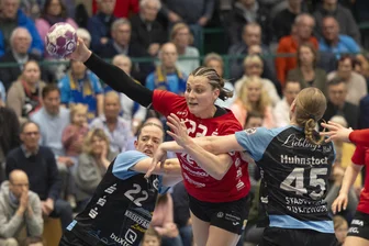 BSV Sachsen Zwickau: Handballerinnen setzen Ausrufezeichen in Buxtehude - Arwen Gorb lässt sich hier auch von zwei Gegenspielerinnen nicht am Abschluss hindern. Sie erzielte in Buxtehude acht Tore für Zwickau.