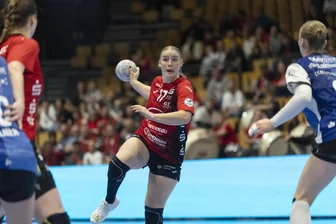 „BSV Sachsen Zwickau“-Handballerinnen verlangen Favoriten aus Blomberg-Lippe alles ab - Zwickaus Charlotte Kähr, die selbst drei Tore erzielte, sucht eine Anspielstation.