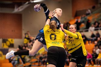 BSV Sachsen Zwickau holt Rückraumspielerin von einem Liga-Rivalen - Laila Ihlefeldt setzt im Neckarsulmer Spiel Mitte November gegen Dortmund zum Sprungwurf an. Künftig geht sie für den BSV Sachsen Zwickau auf Torejagd.
