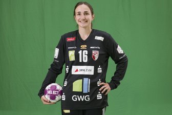 BSV Sachsen Zwickau holt Torhüterin vom SV Union Halle-Neustadt - Das Foto zeigt Thara Sieg im Juli 2024 bei der Mannschaftspräsentation des SV Union Halle-Neustadt. In der neuen Saison trägt sie das Trikot des BSV Sachsen Zwickau.
