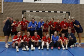 BSV Sachsen Zwickau II: Wie sich der Regionalliga-Absteiger den ersten Sieg nach fast zwei Jahren Durststrecke holte - Trainerin Petra Kromeyer (rechts) und Co-Trainer Silvio Hahn (links) freuten sich am Samstag gemeinsam mit dem BSV Sachsen Zwickau II über den ersten Sieg der neuen Saison.