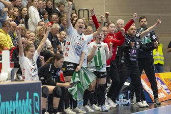 BSV Sachsen Zwickau jubelt beim Buxtehuder SV: So überraschten die Handballerinnen ihren Trainer - Jubel auf der Zwickauer Bank: Die Handballerinnen des BSV Sachsen haben am Samstag wichtige Punkte im Kampf um den Klassenerhalt geholt.